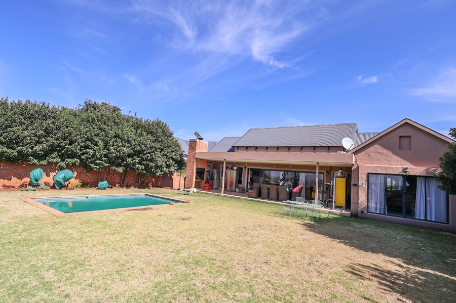 To Let 4 Bedroom Property for Rent in The Coves North West